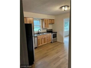 62 W Woodridge Dr in River Falls, WI - Foto de edificio - Building Photo