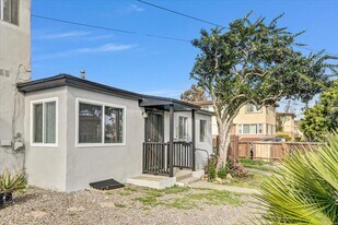 2094 Burroughs St in San Diego, CA - Building Photo