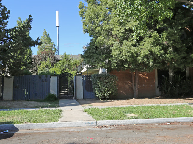 3331 E Sierra Madre Ave in Fresno, CA - Building Photo - Building Photo