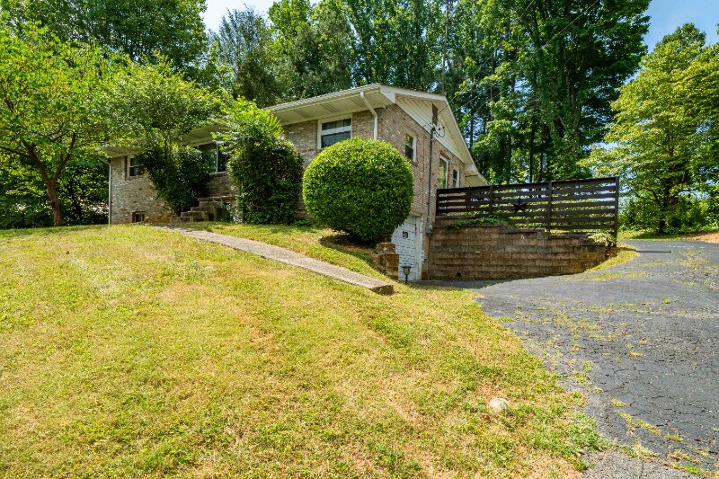 1221 Shelby Ave in Johnson City, TN - Foto de edificio