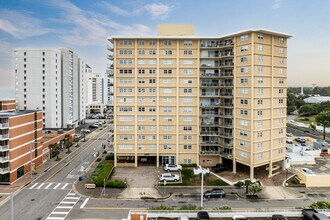 Virginia House in Virginia Beach, VA - Foto de edificio - Building Photo