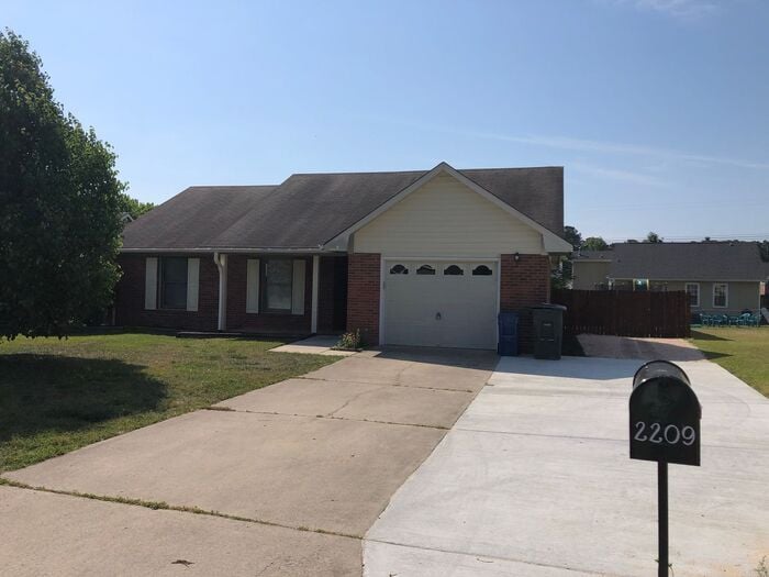 2209 Mossycup Ln in Fayetteville, NC - Building Photo