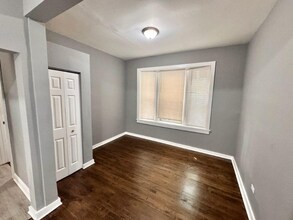 7841 S Drexel Ave, Unit 1F in Chicago, IL - Foto de edificio - Building Photo