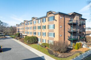 Mallard Cove in Arlington Heights, IL - Building Photo