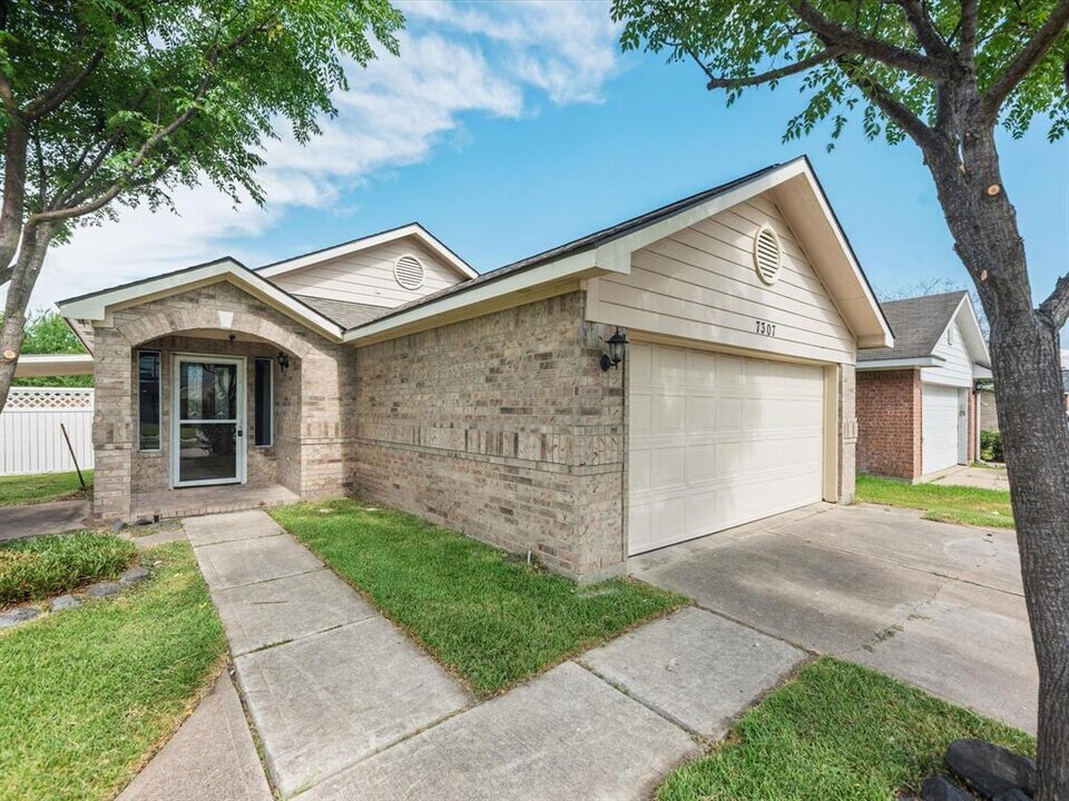 7307 Village Lake Dr in Cypress, TX - Foto de edificio