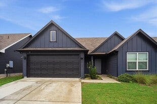 1012 Norway Dr in Seguin, TX - Building Photo