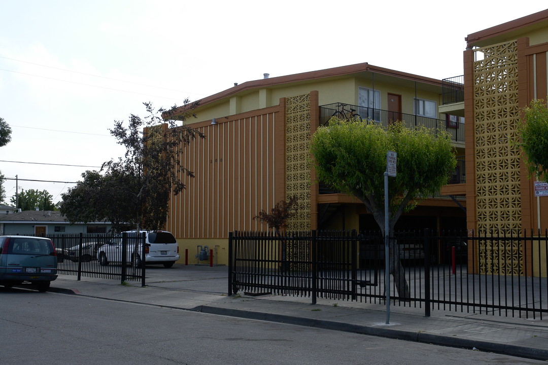 Redwood Apartments in Redwood City, CA - Building Photo