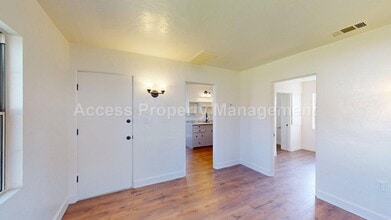 124 Walden St in Modesto, CA - Foto de edificio - Building Photo