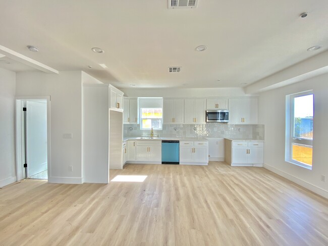 2533 S Spaulding Ave in Los Angeles, CA - Building Photo - Interior Photo