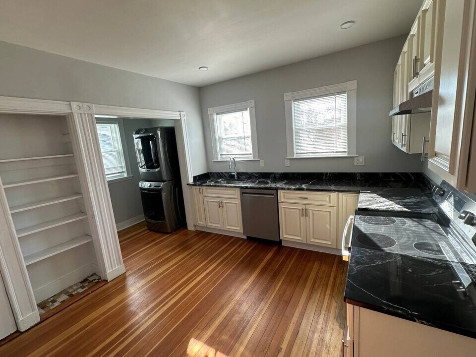 152 Hillside St, Unit 4 bed in Boston, MA - Building Photo