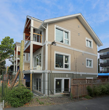 860 Queens Ave in Victoria, BC - Building Photo - Building Photo