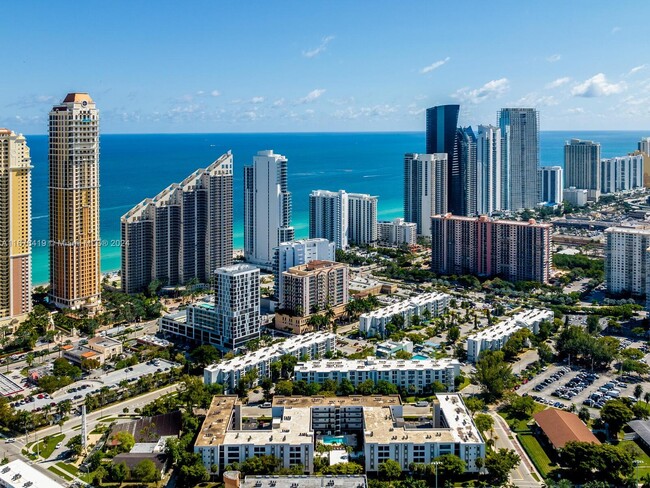 17555 Collins Ave in Sunny Isles Beach, FL - Foto de edificio - Building Photo