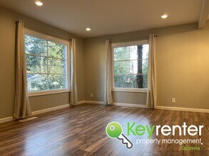 348 Harvard Ave in Fircrest, WA - Building Photo - Building Photo