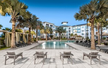 Essex Luxe Apartments in Orlando, FL - Building Photo - Building Photo