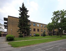 15 Torbolton Dr in Toronto, ON - Building Photo