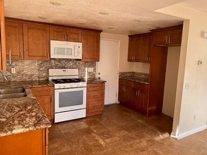 13669 Balboa Ct in Fontana, CA - Building Photo - Building Photo