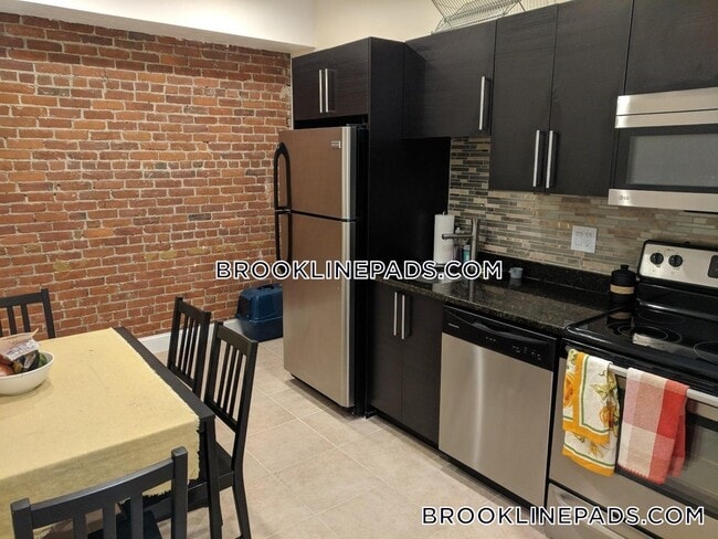 1203 Beacon St, Unit 6 in Brookline, MA - Foto de edificio - Building Photo