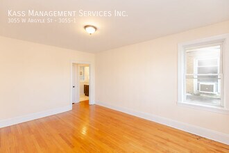 3055 W Argyle St in Chicago, IL - Building Photo - Building Photo