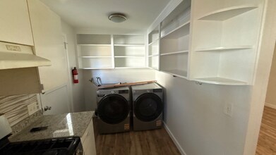 310 SW 122nd St in Seattle, WA - Foto de edificio - Building Photo