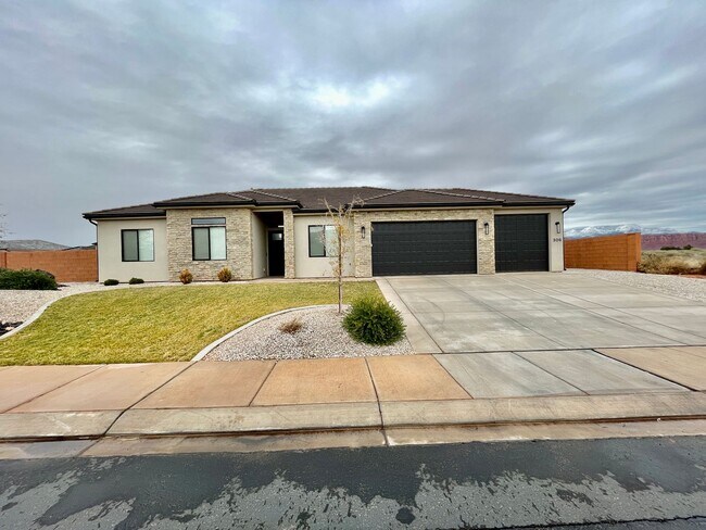 306 W Red Vis Dr in Ivins, UT - Building Photo - Building Photo