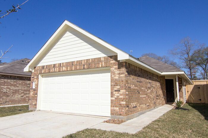 376 Upper Creek Dr in Willis, TX - Building Photo