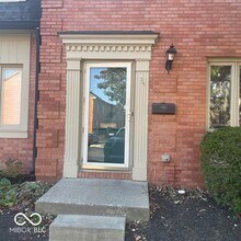 1155 Canterbury Square S in Indianapolis, IN - Building Photo - Building Photo