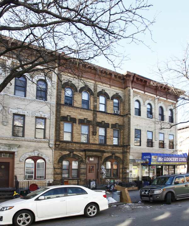 166 Irving Ave in Brooklyn, NY - Building Photo