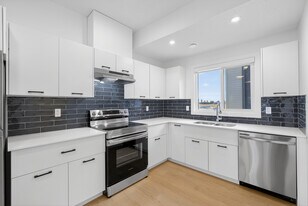 7047 Fane Rd in Edmonton, AB - Building Photo