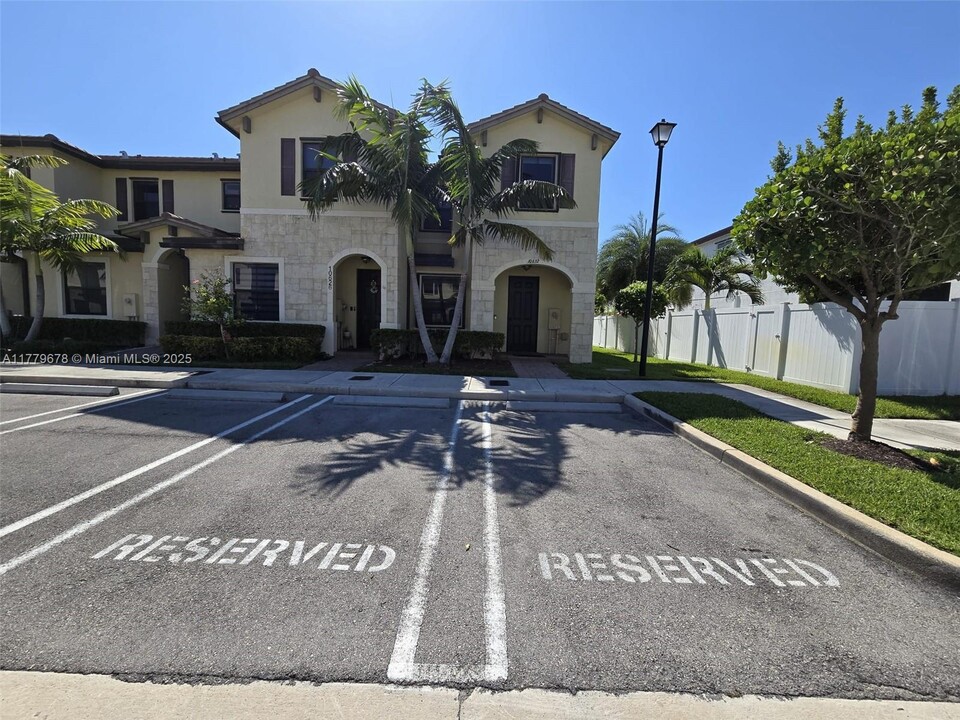 10632 W 33rd Ln in Hialeah, FL - Foto de edificio