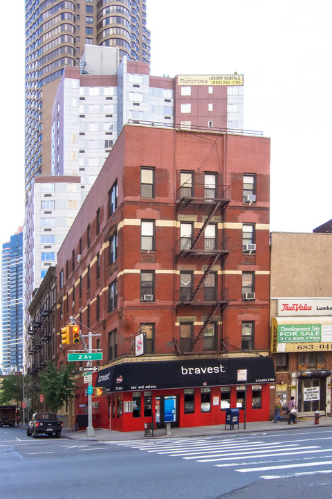 300 E 38th St in New York, NY - Building Photo