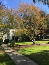 Powell Gardens Apartments in Portland, OR - Foto de edificio - Building Photo