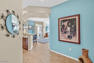 62 E Serene Ave in Las Vegas, NV - Foto de edificio - Building Photo