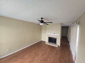 2702 Parkchester Dr in Arlington, TX - Building Photo - Building Photo