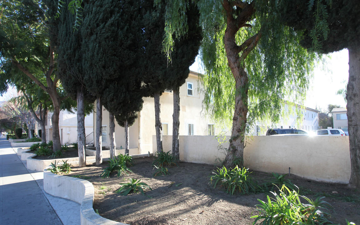 250 W Verdugo Ave in Burbank, CA - Building Photo