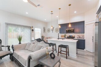 890 Lucky St in Houston, TX - Building Photo - Building Photo