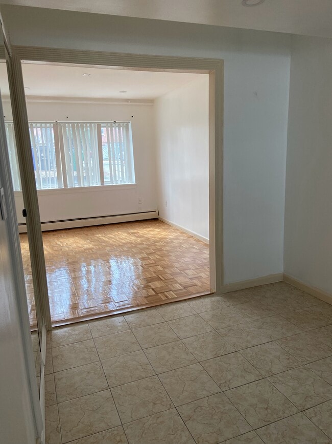 8815 Pitkin Ave, Unit A in Ozone Park, NY - Foto de edificio - Building Photo