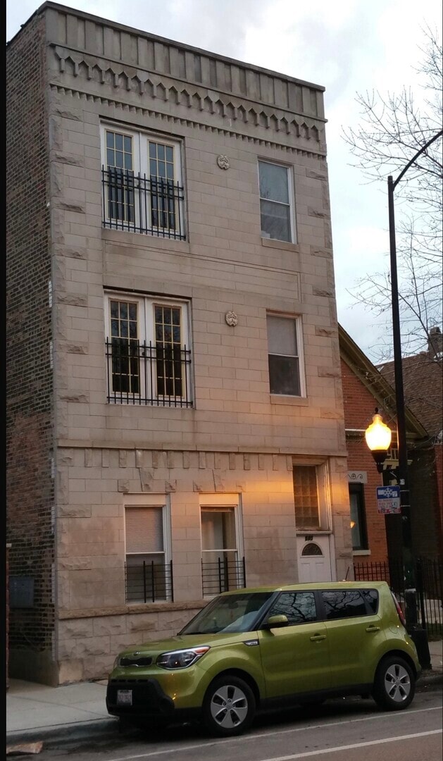 property at 840 N Damen Ave