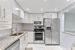 9370 SW 8th St in Boca Raton, FL - Building Photo