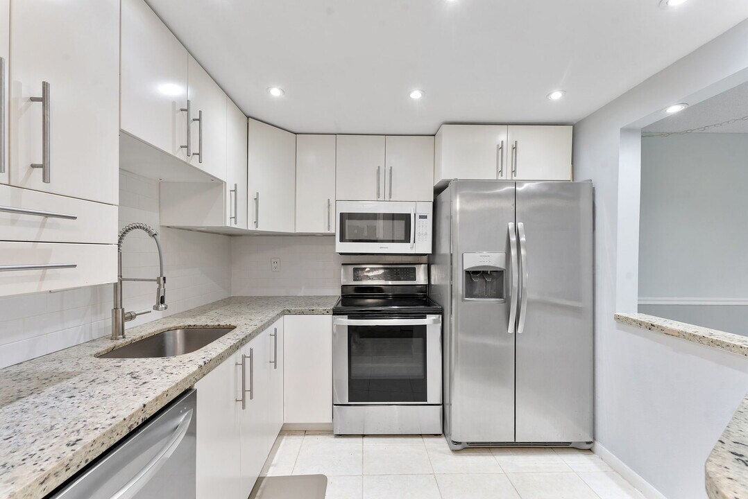 9370 SW 8th St in Boca Raton, FL - Building Photo