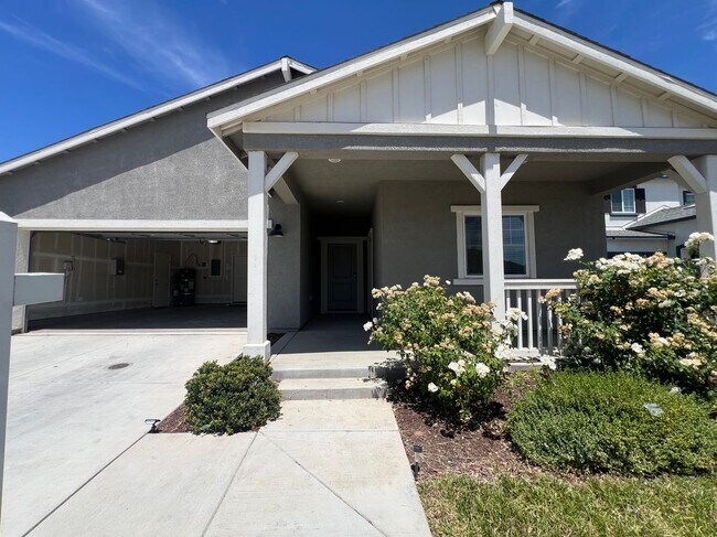 935 Grimsby Ln in Patterson, CA - Building Photo - Building Photo