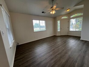 995 Vineyard Way in Kingsburg, CA - Building Photo - Building Photo
