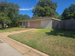 1911 Green Meadow Ct in Arlington, TX - Building Photo - Building Photo