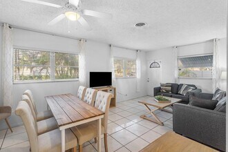 262 SE 9th Ave in Deerfield Beach, FL - Building Photo - Building Photo