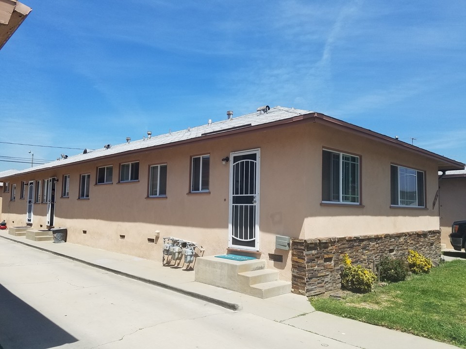 413 N 7th St in Montebello, CA - Foto de edificio