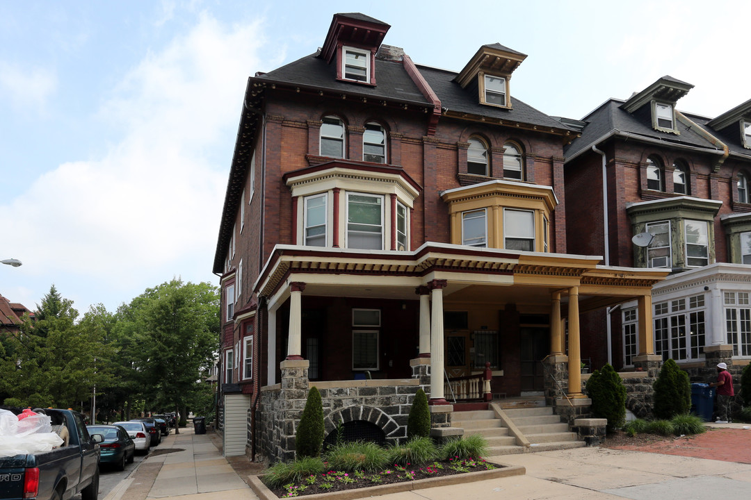 4523 Spruce Street in Philadelphia, PA - Foto de edificio