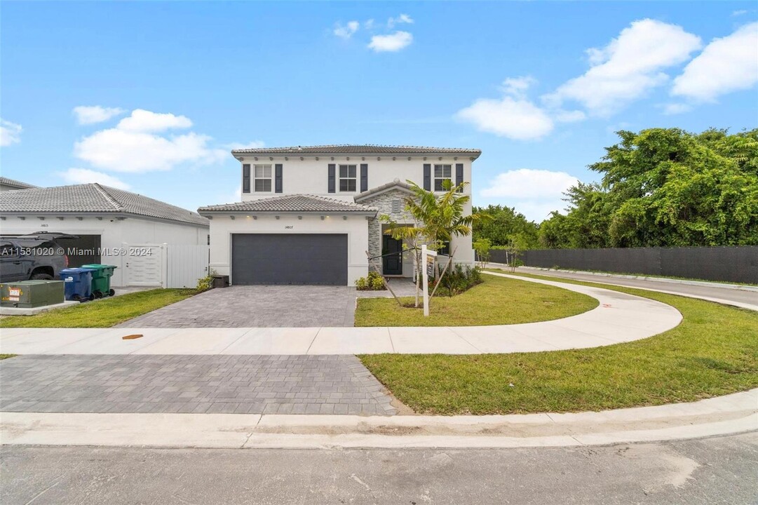 14807 SW 163rd Terrace in Quail Heights, FL - Building Photo