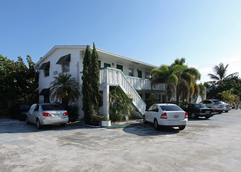 Americana Apartments in Lake Worth, FL - Foto de edificio