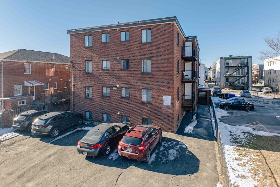 80 Litchfield St in Brighton, MA - Foto de edificio