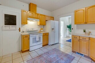 8052 NE Couch St in Portland, OR - Building Photo - Building Photo