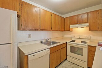 20 Delar Pkwy in Franklin Township, NJ - Building Photo - Building Photo